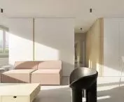 widok z salonu na korytarz i gabinet