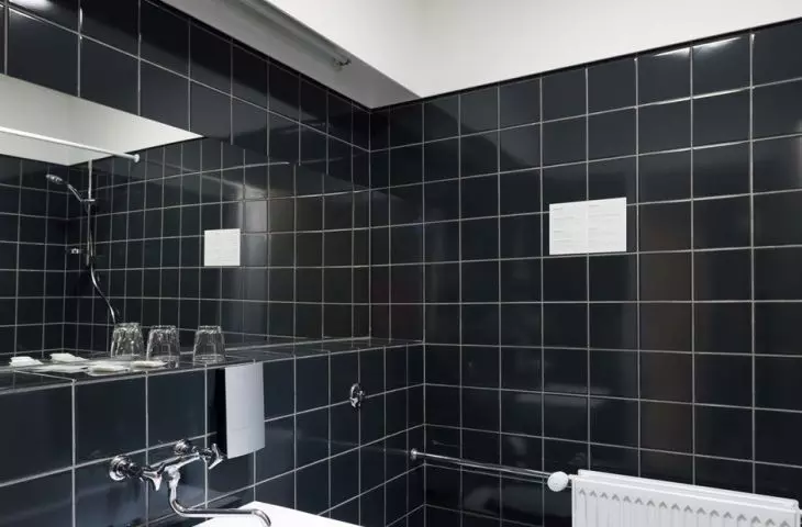 Łazienka oświetlona przez świetlik tunelowy