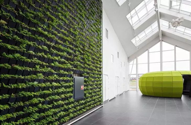 Zielona ściana w hotelowym lobby