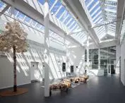 Przestrzenie wspólne w Green Solution House pełne światła
