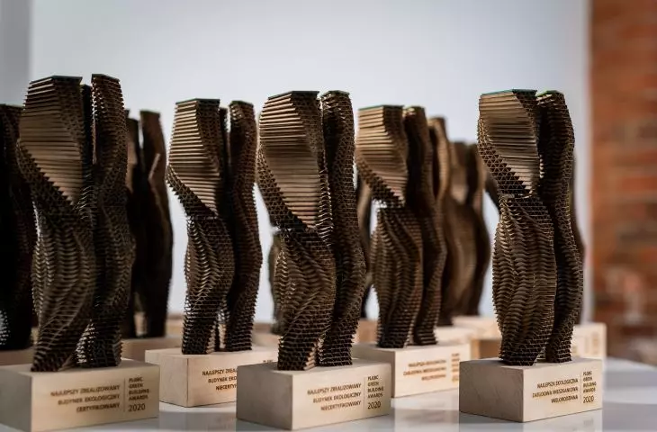 Statuetki nagrody PLGBC, przygotowane przez Horizone Studio