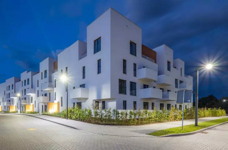 minimalistyczna bryła budynku wielorodzinnego