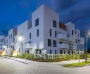 minimalistyczna bryła budynku wielorodzinnego