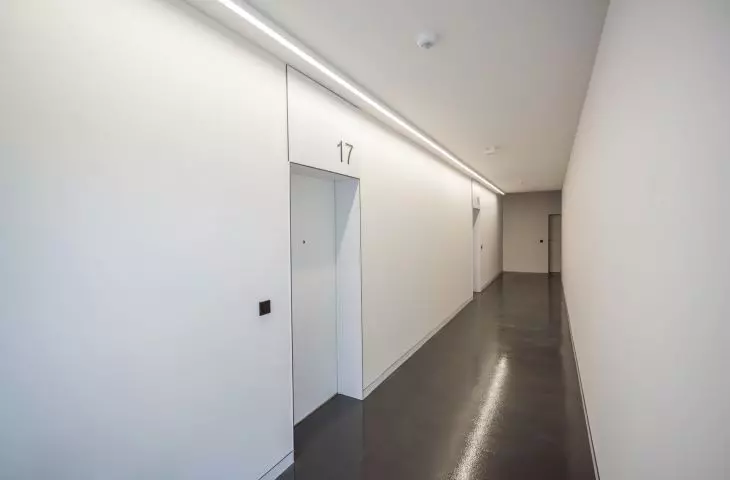 korytarz wielorodzinnego budynku