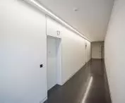 korytarz wielorodzinnego budynku