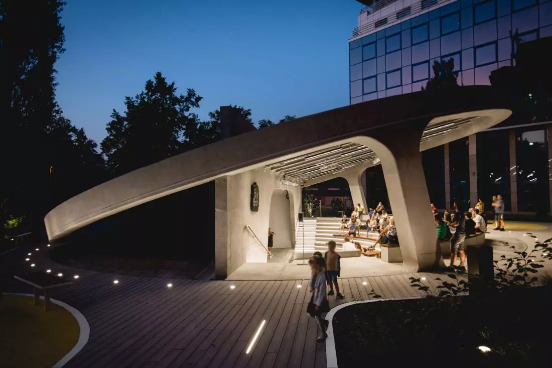 ustawiony pod kątem betonowy ring scala bryłę