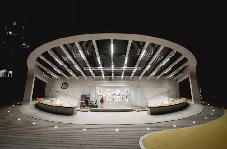 scena plenerowa ma powierzchnię 40 m²