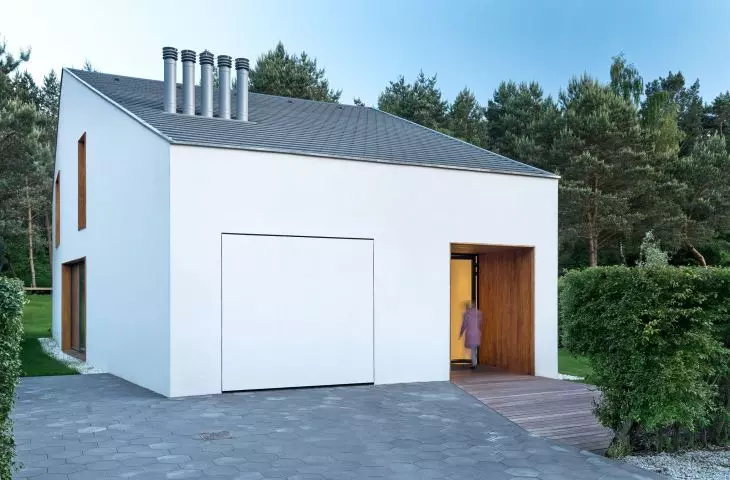 House jod side of garage