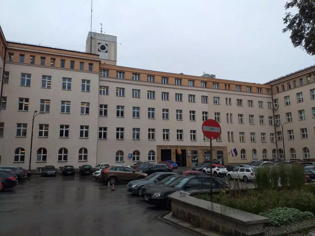 Na tyłach pałacu
Hainzla znajdują się dawne zabudowana fabryczne przekształcone przez I. Gutmana w siedzibę magistratu.