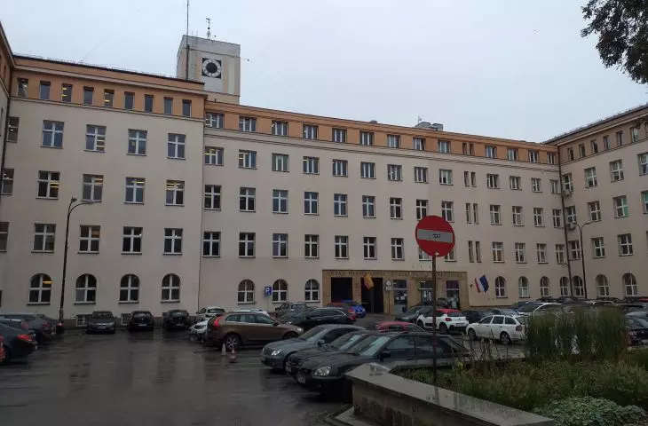 Na tyłach pałacu Hainzla znajdują się dawne zabudowana fabryczne przekształcone przez I. Gutmana w siedzibę magistratu.
