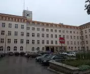 Na tyłach pałacu Hainzla znajdują się dawne zabudowana fabryczne przekształcone przez I. Gutmana w siedzibę magistratu.