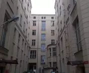 Poszczególne oddziały i departamenty zostały ulokowane w kamienicach i oficynach. Część z nich od wielu lat czeka na remont.