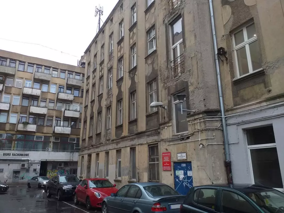 Poszczególne
oddziały i departamenty zostały ulokowane w kamienicach i oficynach.