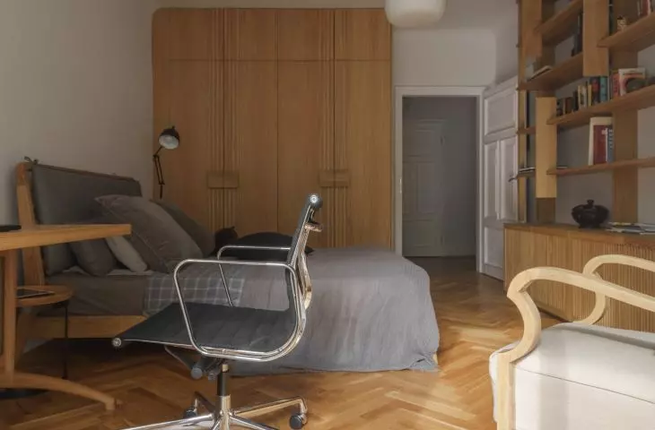 view of the bedroom, on the right swivel armchair EA117