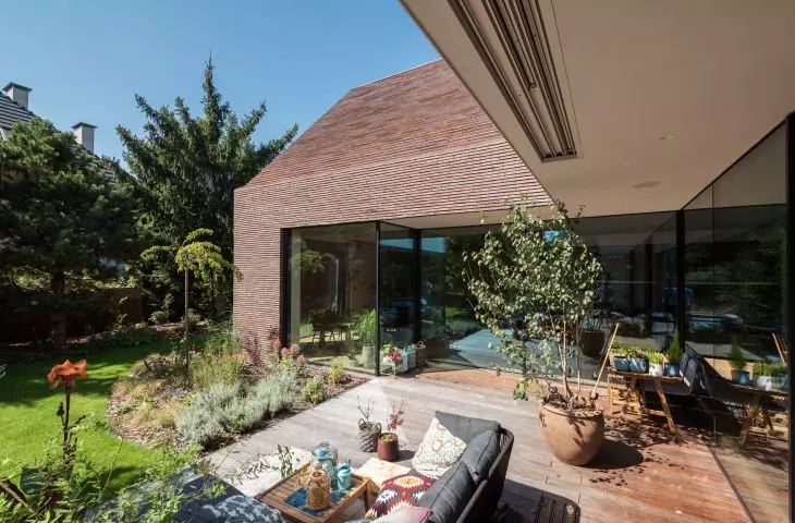 House broken, terrace facing the garden