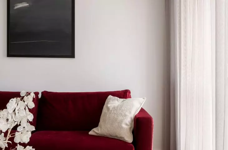 czerwona sofa w salonie