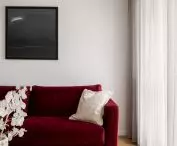 czerwona sofa w salonie