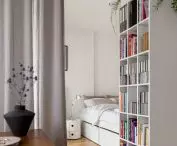regał na książki w sypialni