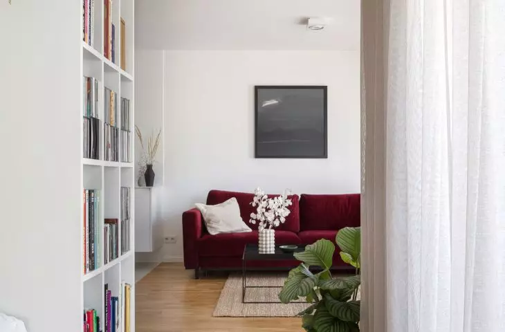 widok z sypialni na salon