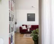 widok z sypialni na salon