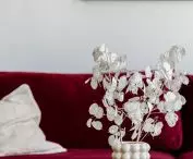 akcenty kolorystyczne w minimalistycznym wnętrzu