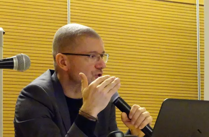 Robert Konieczny podczas prelekcji na Politechnice Rzeszowskiej