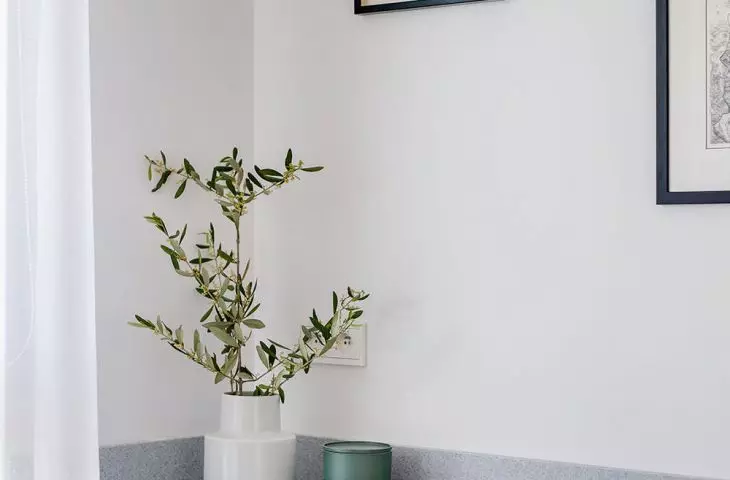 w kuchni nie ma wiszącej zabudowy, na ścianie wiszą obrazy