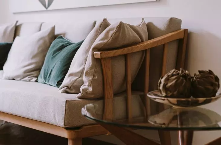 odnowiona skandynawska sofa