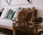 odnowiona skandynawska sofa