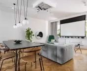 projektor w salonie