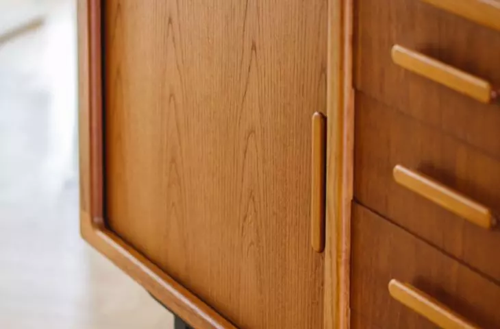 In the living room stands a Danish dresser from the 1960s.