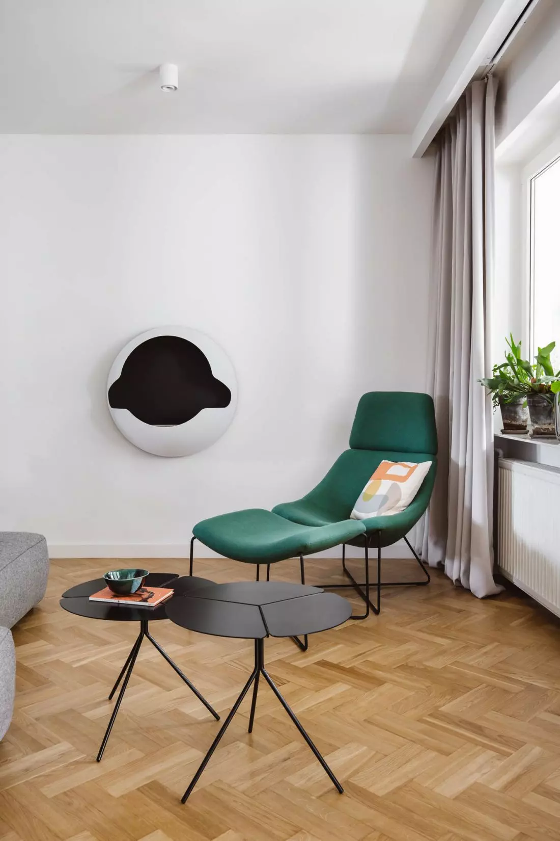 zielony fotel w salonie