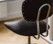 krzesło wyszukane na warszawskiej Pradze