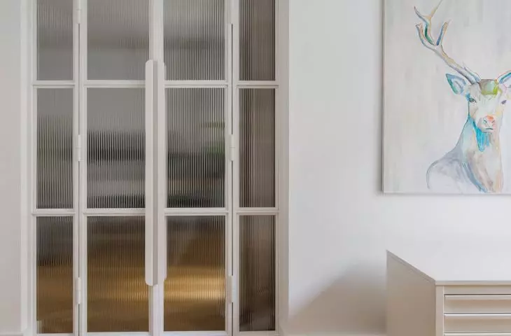szklane drzwi między gabinetem a salonem