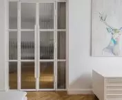 szklane drzwi między gabinetem a salonem