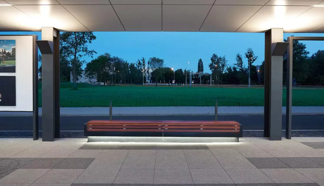 Modern Line:
podświetlana ława ze szlifowanego betonu architektonicznego z drewnianym siedziskiem – projekt specjalny © BRUK