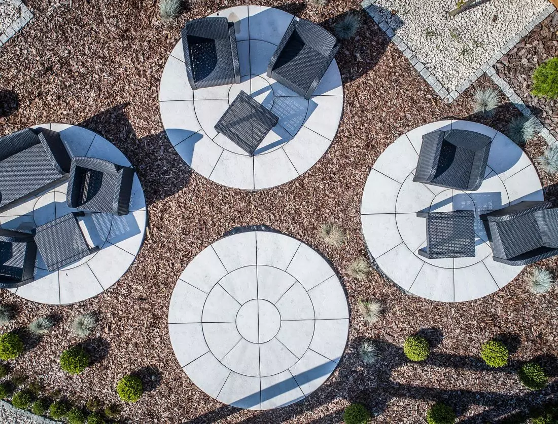 Aranżacja ogrodu z Libet - mała architektura