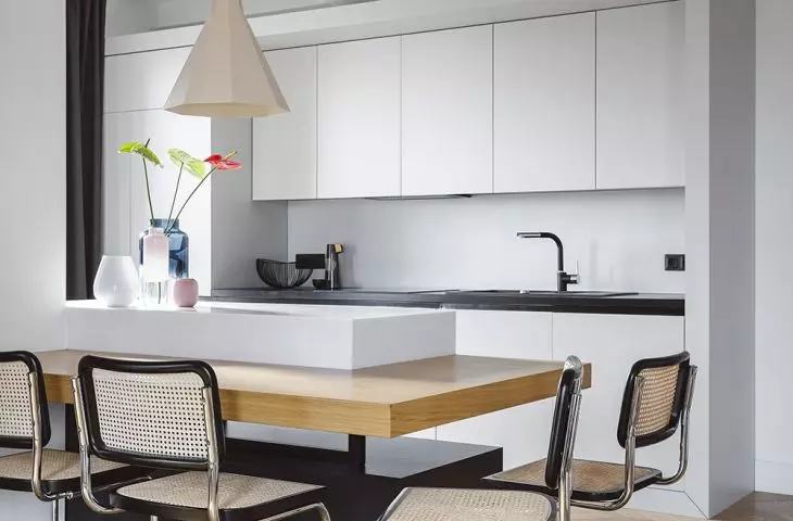 charakterystycznym elementem wnętrza jest nietypowa wyspa kuchenna połączona ze stołem