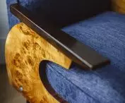 granatowy fotel w sypialni