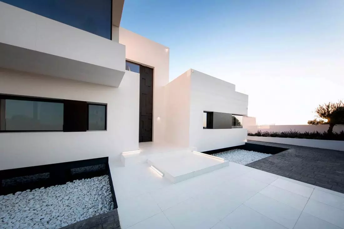 Kamień spiekany
w wersji białej – Neolith® Arctic White zestawiony z wersją czarną – Neolith® Basalt Black