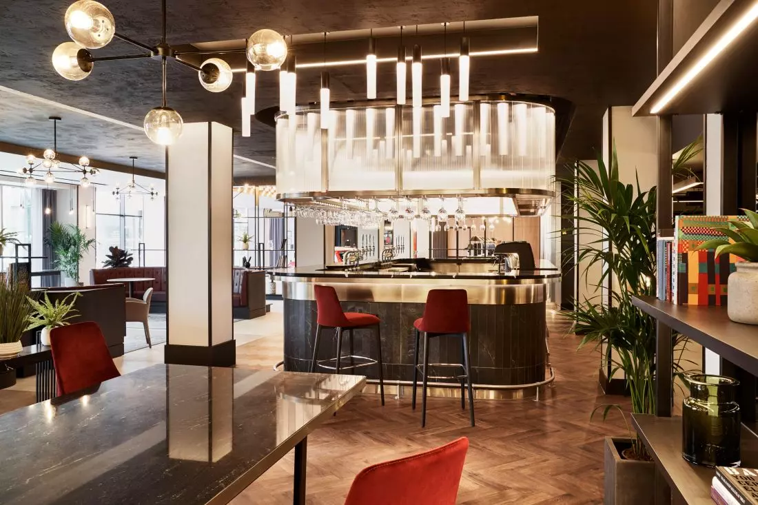 Radisson Heathrow, Iliard