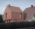 nowoczesna bryła nawiązuje do tradycyjnej architektury poprzez kształt dachu i użycie ceramicznej dachówki