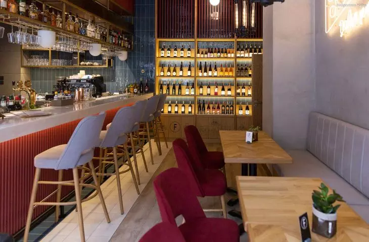 bar i regał z winami
