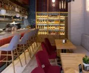 bar i regał z winami