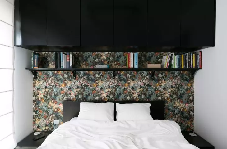 Wallpaper with plant motifs in the bedroom
