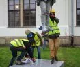 montaż pomnika Pála Telekiego w Krakowie