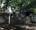 Dark House, czyli Ciemny Dom utrzymany jest w odcieniach ciemnego brązu i naturalnej szarości
