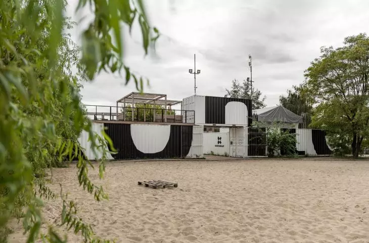 kontenery tworzą bramę wejściową