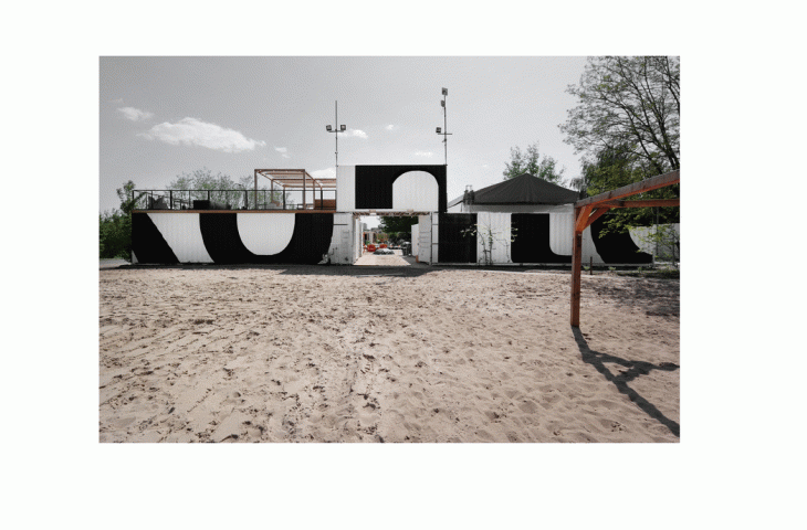 the main entrance is accentuated by a gate highlighted by black shapes that form a cropped KONTE inscription