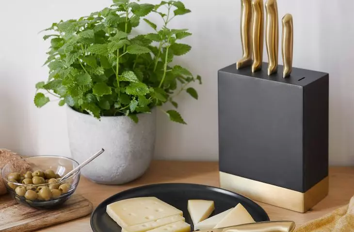 Black and gold create an elegant set
